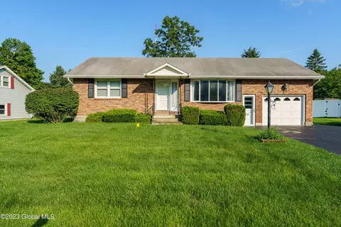 27 Kelly Ln, Rotterdam, NY 12306