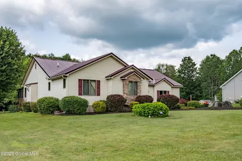 149 Eccles Dr, Hagaman, NY 12086