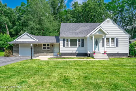 13 Keator Dr, Schenectady, NY 12306