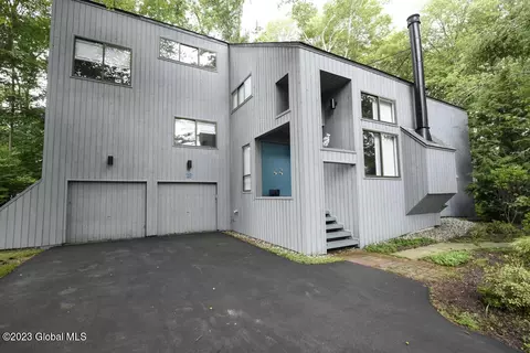18 Wilshire Dr, Delmar, NY 12054