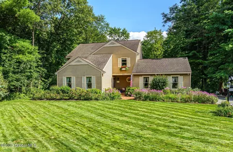 844 Beech Dr, Niskayuna, NY 12309