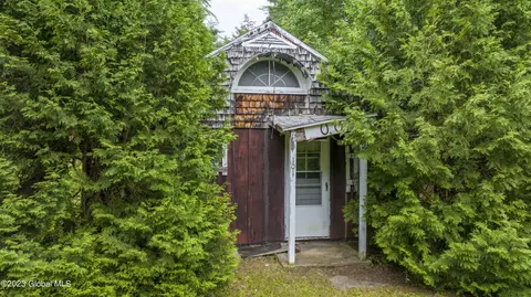 101 Jones Rd, Saratoga Springs, NY 12866