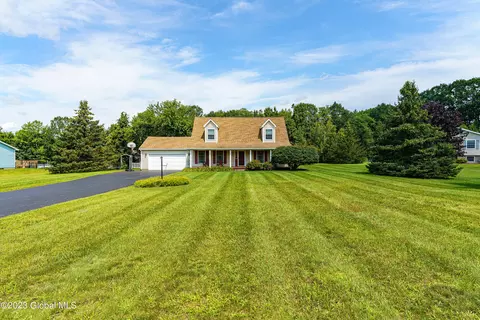 17 Noah Dr, Averill Park, NY 12018