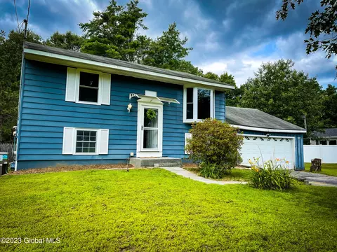 12 Davidson Dr, Saratoga Springs, NY 12866