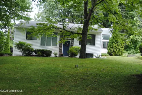 31 W Dillenbeck Dr, Albany, NY 12203