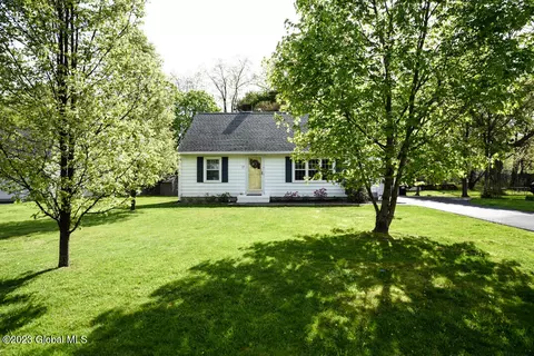 17 Wiggand Dr, Glenmont, NY 12077