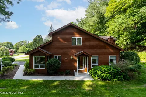 15 Lillian Ln, Troy, NY 12180