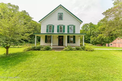 811 Staco Rd, Hannacroix, NY 12087