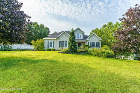 3 Hilton Ct, Loudonville, NY 12211