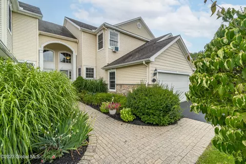 3 Friebel Ct, Albany, NY 12208