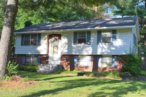 4 Elm Pl, Clifton Park, NY 12065