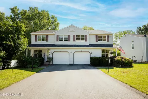 32 Ponderosa Dr, Halfmoon, NY 12065