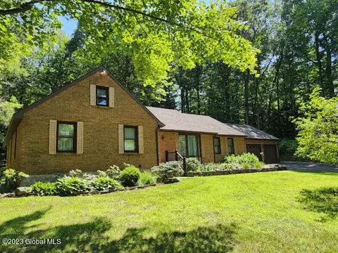 11 Innisbrook Dr, Clifton Park, NY 12065