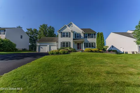 11 Shinnecock Hills Dr, Albany, NY 12205