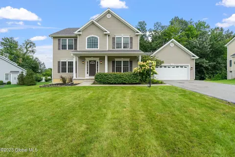 5 Ridgewood Dr, Mechanicville, NY 12118