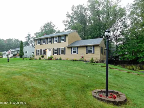 20 Christina Ct, Saratoga Springs, NY 12866