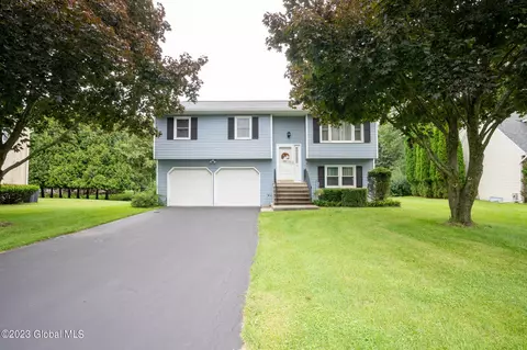 11 Bernard Pl, Glenmont, NY 12077