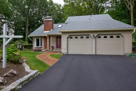 24 Algonquin Rd, Clifton Park, NY 12065