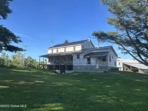 111 Alkinburg Dr, Fultonville, NY 12072