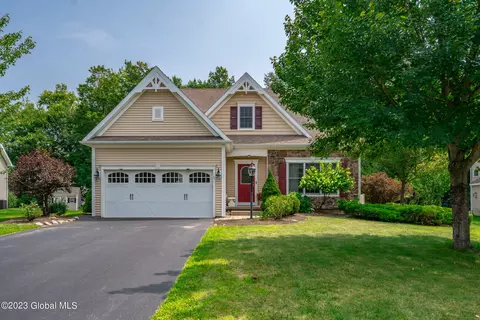 11 Quince Ct, Clifton Park, NY 12065