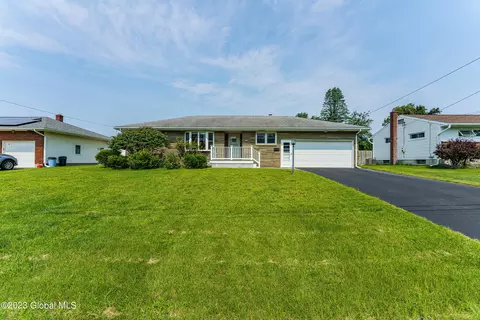 15 June Dr, Loudonville, NY 12211