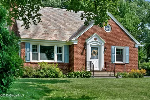 1578 Valencia Rd, Niskayuna, NY 12309