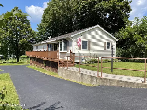 9 Oak St, Corinth, NY 12822