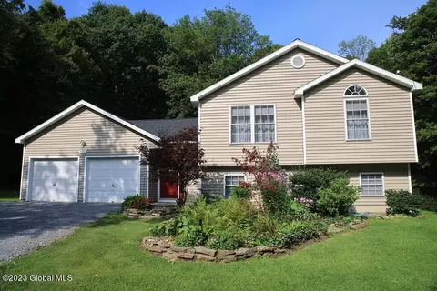 5557 Lake Rd, Galway, NY 12074