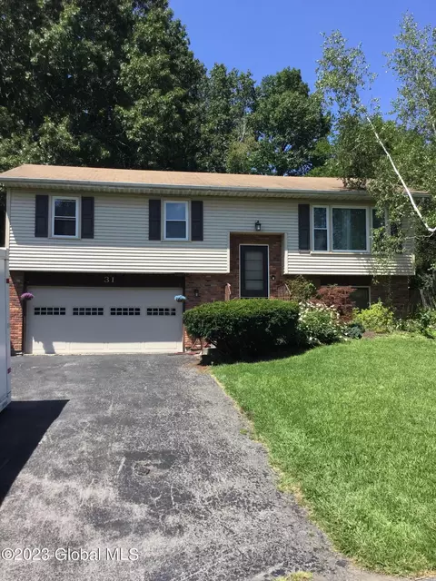 31 Aspen Cir, Albany, NY 12208