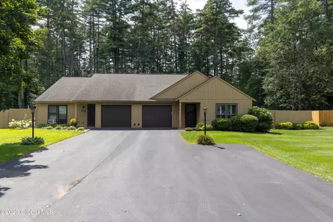 18 Margaret Dr, Queensbury, NY 12804