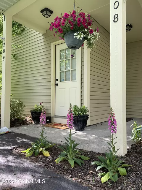 208 Monmouth Way, Halfmoon, NY 12065