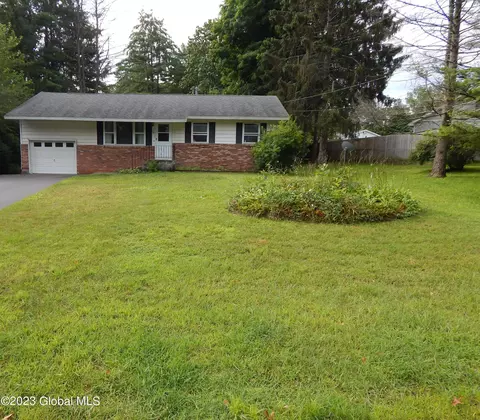 5 Vichy Dr, Ballston Spa, NY 12020