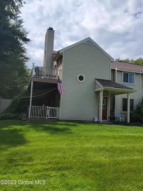 201 Burgoyne Dr, Clifton Park, NY 12065