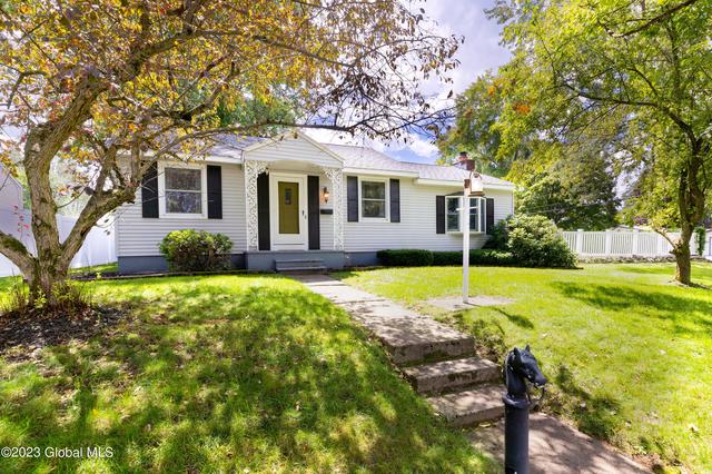 40 Macarthur Dr, Glens Falls, NY 12801