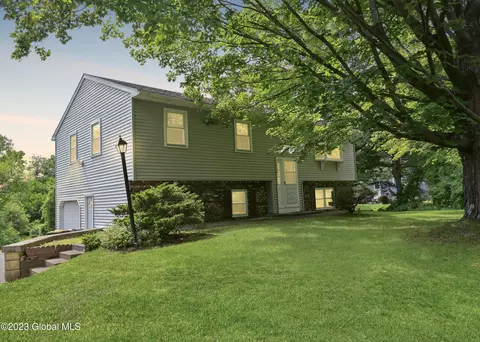 1599 S Old Post Rd, Castleton On Hudson, NY 12033