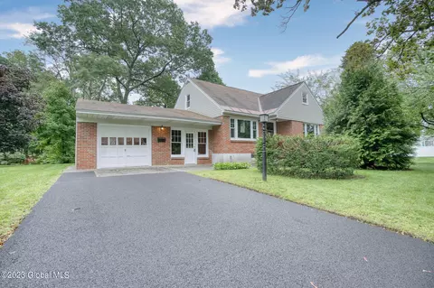 2 Silversmith Ln, Rotterdam, NY 12306
