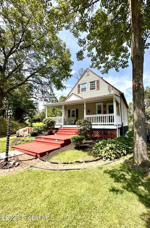 39 East St, Niskayuna, NY 12309
