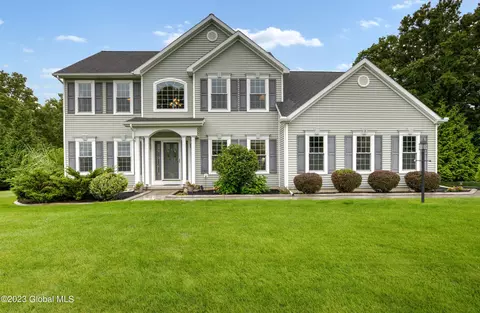 9 Isabella Ct, East Greenbush, NY 12061