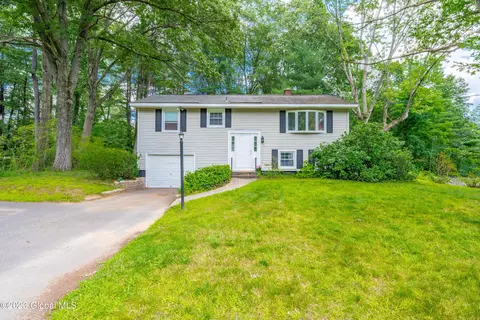 17 New Castle Rd, Halfmoon, NY 12065