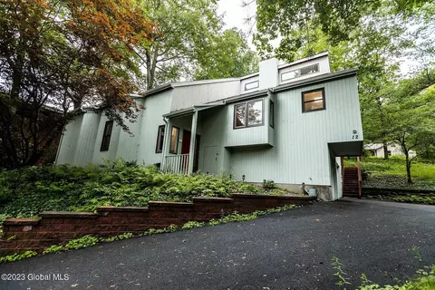 12 Ashford Ln, Schenectady, NY 12309