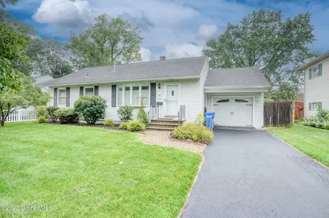 6 Gingerbread Ln, Albany, NY 12208