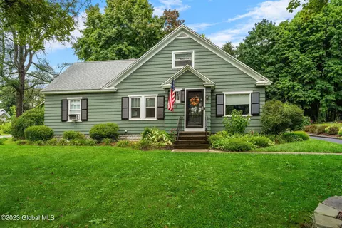 5 Weise Rd, Glenville, NY 12302