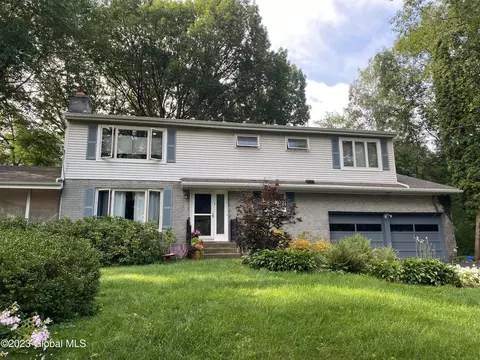 3 Linda Ln, Niskayuna, NY 12309