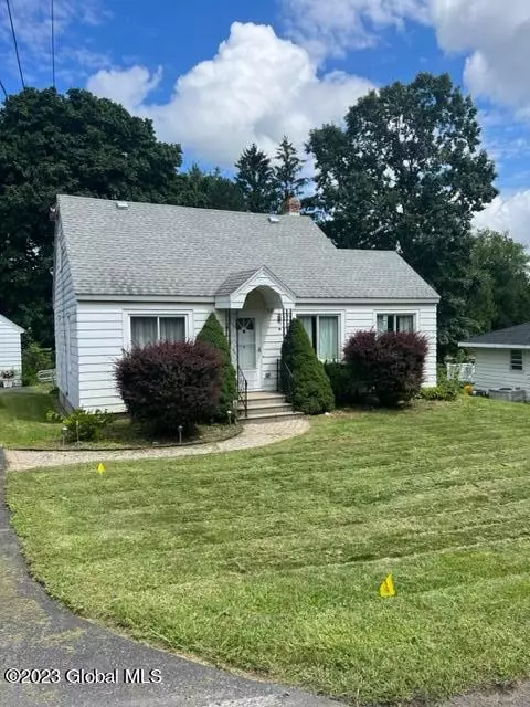 3 Lawrence St, Colonie, NY 12047