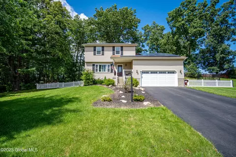 9 Heath Ct, Schenectady, NY 12309