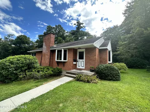 3 Woodcrest Dr, Glenville, NY 12302