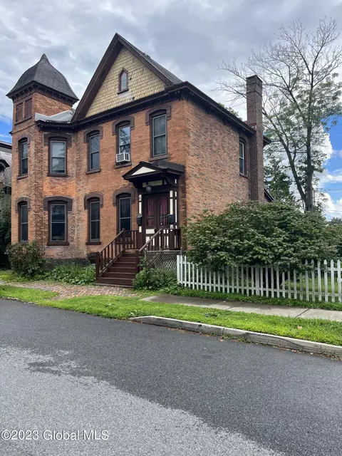 76 Walton St, Saratoga Springs, NY 12866