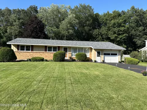 33 Kile Dr, Glenville, NY 12302