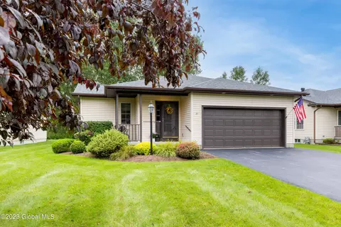 29 Gentry Ln, Queensbury, NY 12804