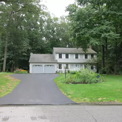 18 Friar Tuck Ct, Clifton Park, NY 12065